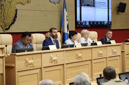 Областные парламентарии приняли закон о поддержке медиков, внесенный врио губернатора